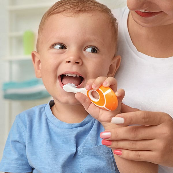 برنامه‌های آموزشی دنتومینا به کودکان و والدین کمک می‌کند تا از پوسیدگی دندان پیشگیری کنند.